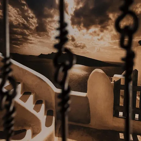 Summer House Collection - A Secluded Getaway Perissa (Santorini)