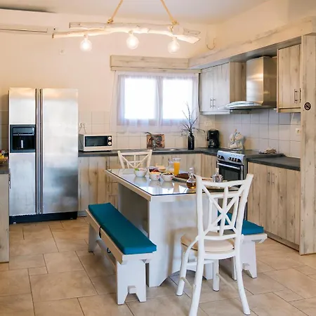 Summer House Collection - A Secluded Getaway Villa *