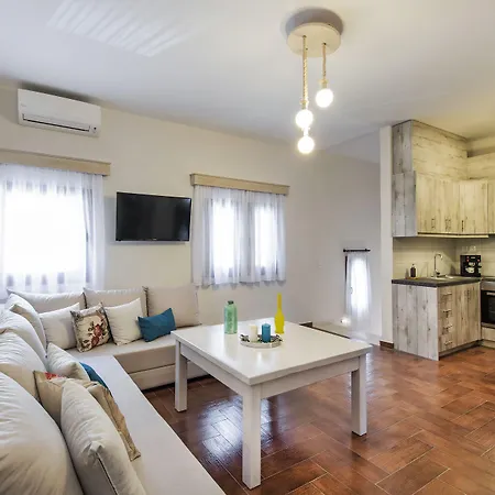 Summer House Collection - A Secluded Getaway Villa *