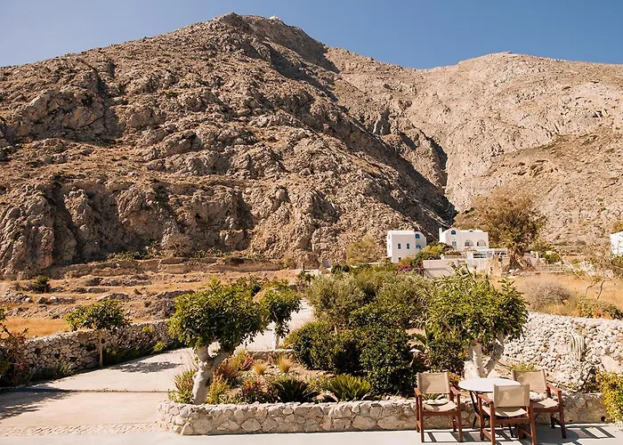 Summer House Collection - A Secluded Getaway Villa Perissa (Santorini)