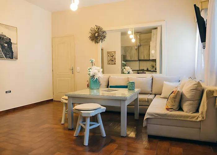 Summer House Collection - A Secluded Getaway Perissa (Santorini)