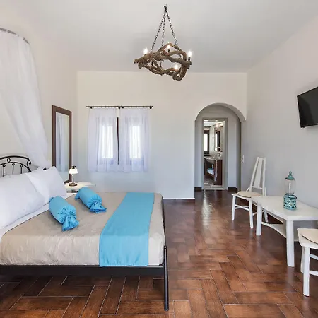 Summer House Collection - A Secluded Getaway Perissa (Santorini)