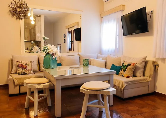 Summer House Collection - A Secluded Getaway Willa