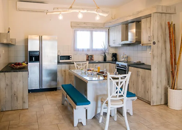 Summer House Collection - A Secluded Getaway Willa *