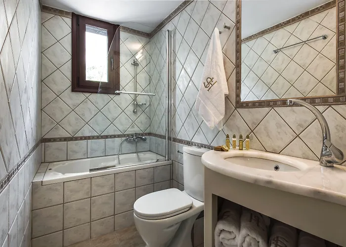 Summer House Collection - A Secluded Getaway Willa