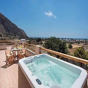 Summer House Collection - A Secluded Getaway Willa Perissa (Santorini)