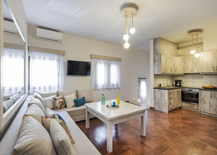 Summer House Collection - A Secluded Getaway Villa *